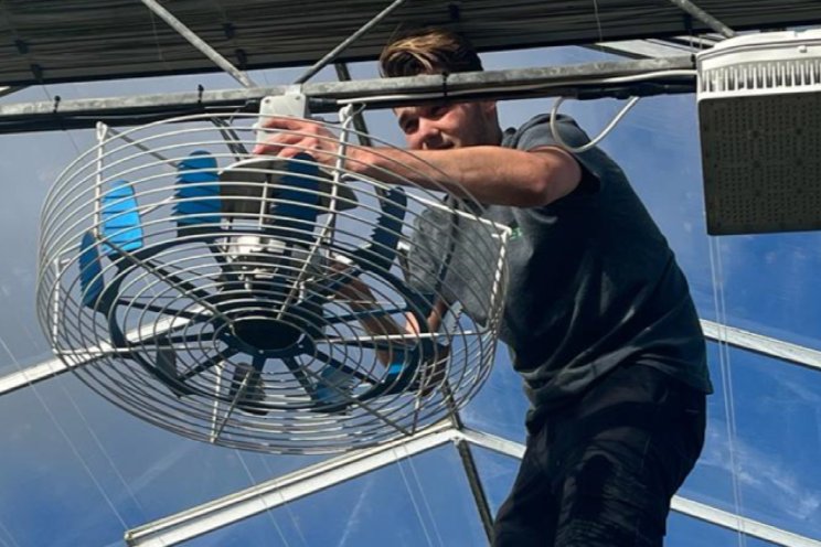Student onderzoekt verticale ventilatoren Student onderzoekt verticale ventilatoren