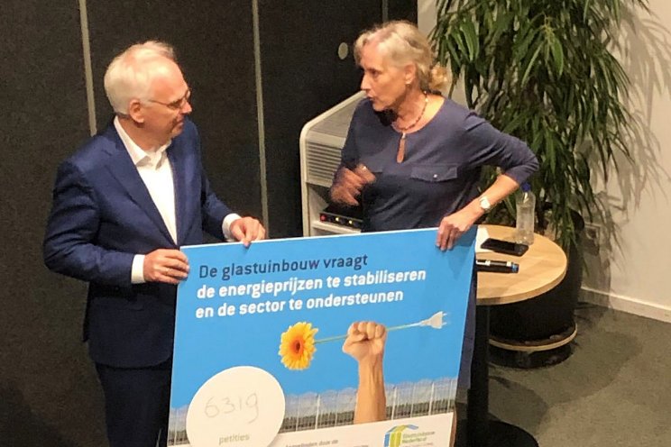 Minister Adema neemt petitie in ontvangst Minister Adema neemt petitie in ontvangst