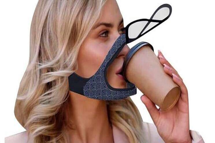 Koffie drinken met mondkapje