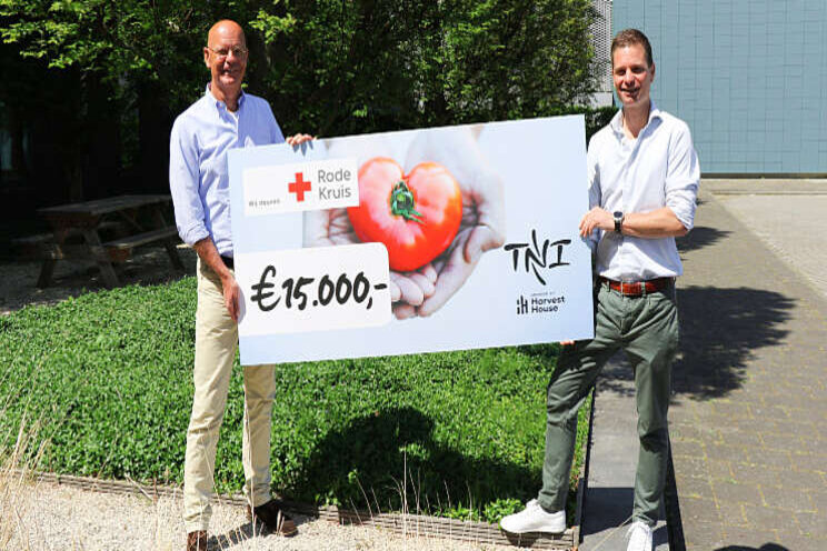 Donatie Rode Kruis na tomatenactie TNI